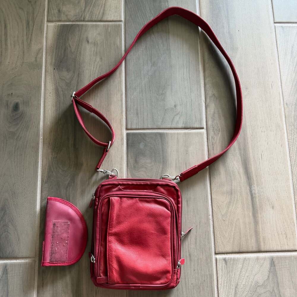 Gun Tote'n Mamas Raven Concealed Carry Leather Crossbody Shoulder Pouch Red